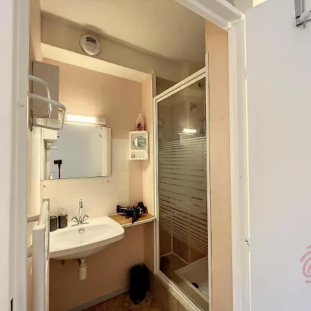 F2 Avec Balcon, Proche Des Thermes A Lamalou-les-bains, Animaux Acceptes, Parking Gratuit - Fr-1-451-166 Daire